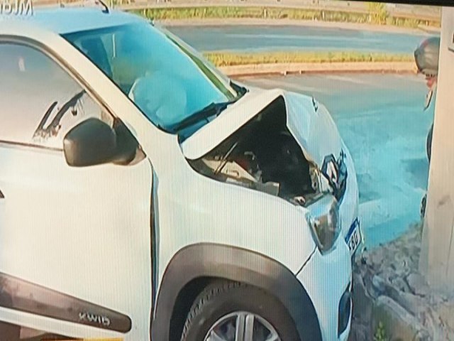 Salvador: Motorista perde controle e bate veculo em poste na avenida 29 de maro