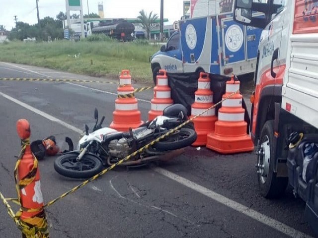 Homem morre aps colidir motocicleta em veculo na BR-324