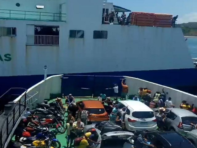 Ferry-boat Pinheiro colide no Maria Bethnia em Bom Despacho, veja vdeo