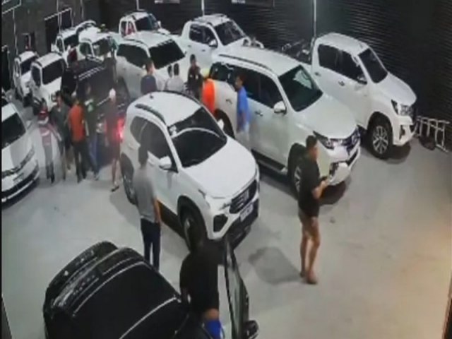 Gangue invade concessionria e rouba pelo menos 12 carros; assista