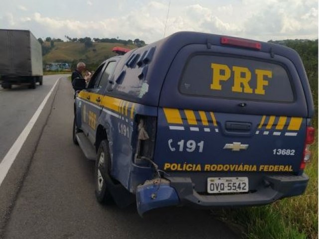 Caminhoneiro bbado colide com viatura da PRF e acaba preso na BR 101 em Conceio do Almeida