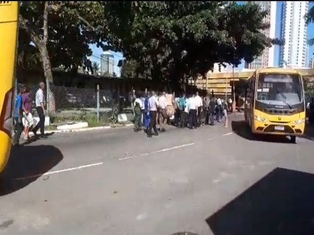 Duas pessoas so baleadas na rodoviria de Salvador; assista