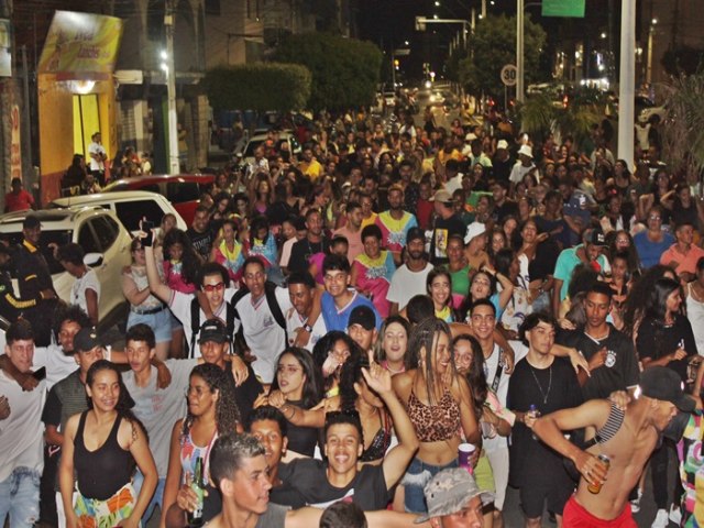 Capim Grosso: Bloco Peleu desfila na Av. ACM comemorando o Carnaval, confira fotos e vdeos