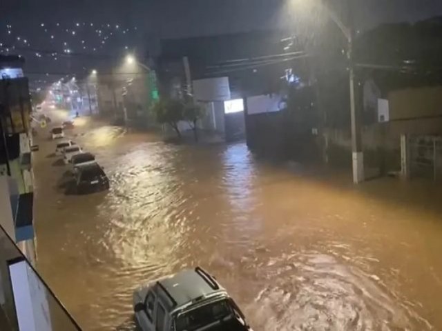 Chuva deixa ruas alagadas em Jacobina