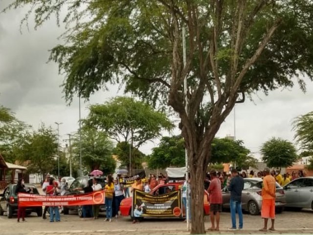 Capim Grosso: APLB realizada manifestao reivindicando pagamento de piso salarial