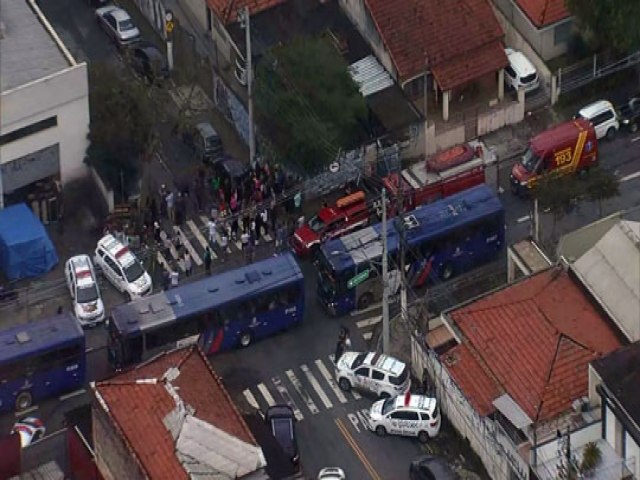 Uma professora morre e trs ficam feridas em ataque a escola estadual em SP