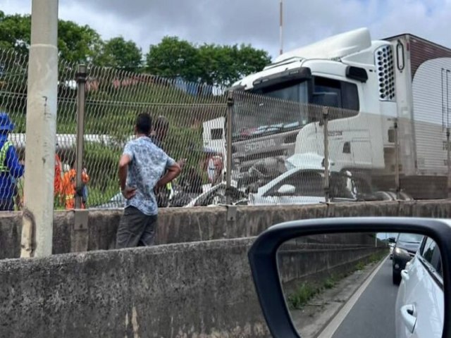 Duas pessoas ficam presas s ferragens de carro aps acidente com carretas na BR-324; veja vdeo