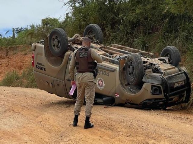 Viatura da PM capota durante perseguio em Vrzea do Poo