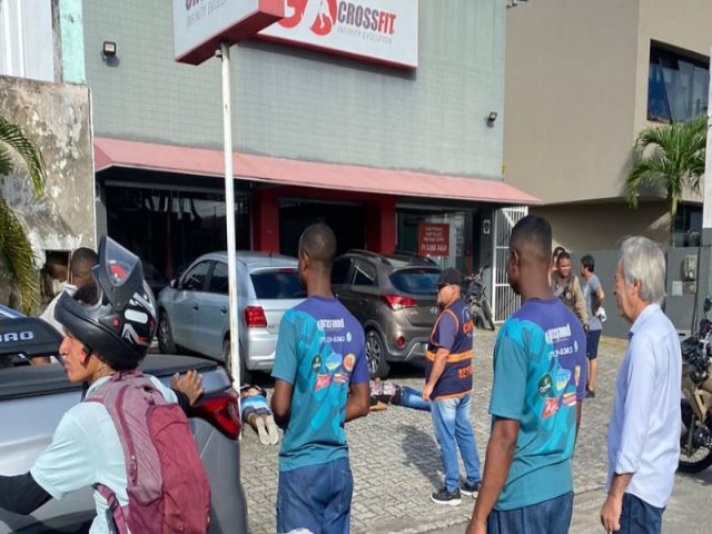 Duas pessoas so baleadas em frente a academia de Lauro de Freitas