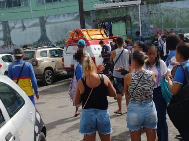 Estudante  levado para delegacia aps invadir escola em Salvador com faca; jovem disse que foi orientado por aplicativo
