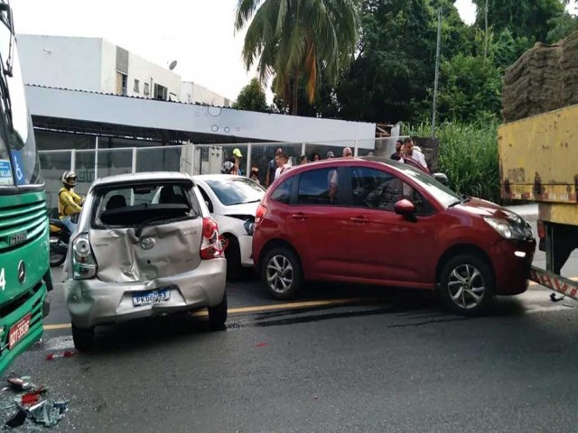 Caminho sem freio desce ladeira e atinge 4 carros em Salvador