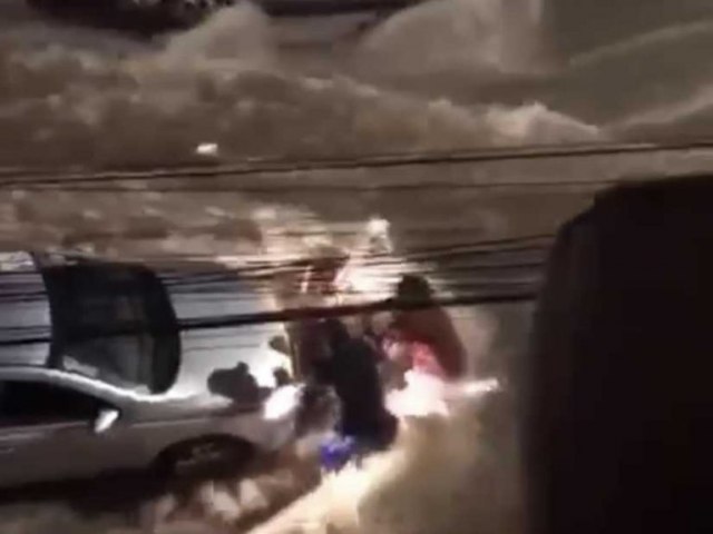 Em Conquista 3 pessoas foram arrastadas na Avenida So Geraldo durante chuva forte, veja vdeo
