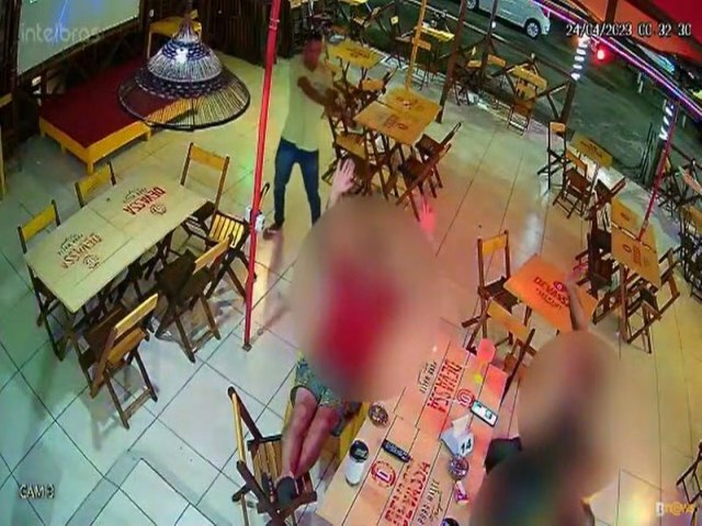 Salvador: Dupla armada assalta clientes de bar na Praia do Flamengo