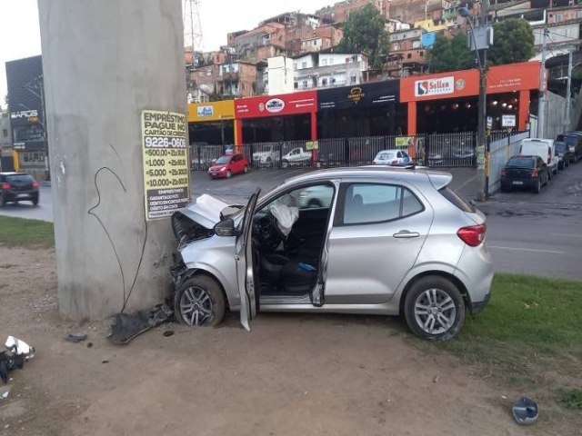 Salvador: Motorista perde controle do carro, sobe em canteiro e colide com pilastra na Av. Bonoc