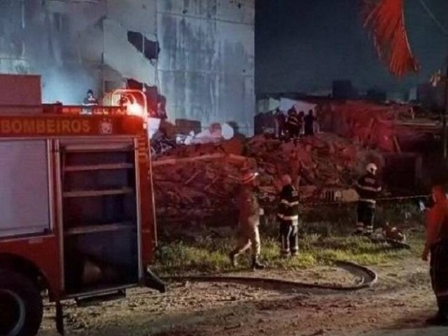 Prédio desaba em Olinda; duas pessoas morreram, segundo bombeiros de PE