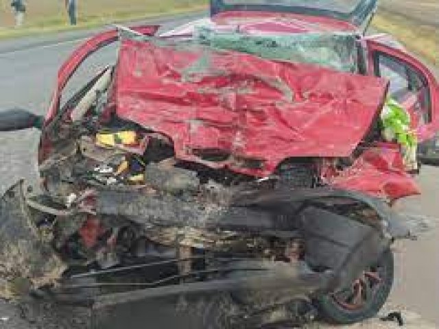 Batida frontal entre carro e caminho deixa trs mortos no oeste da BA; veculo de passeio ficou destru