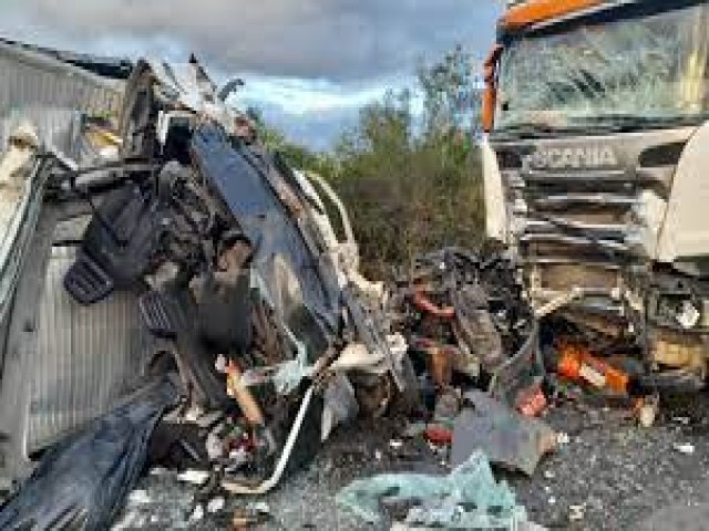 Coliso entre caminho ba e carreta deixa uma vtima fatal na BR 116 Norte