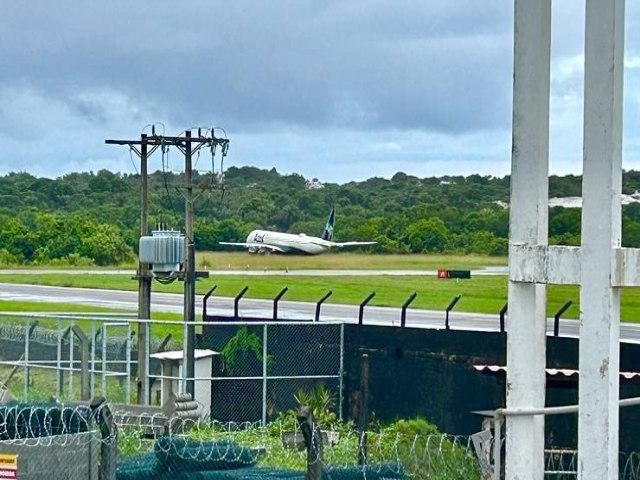 Avio sai da pista e situao assusta passageiros no aeroporto de Salvador