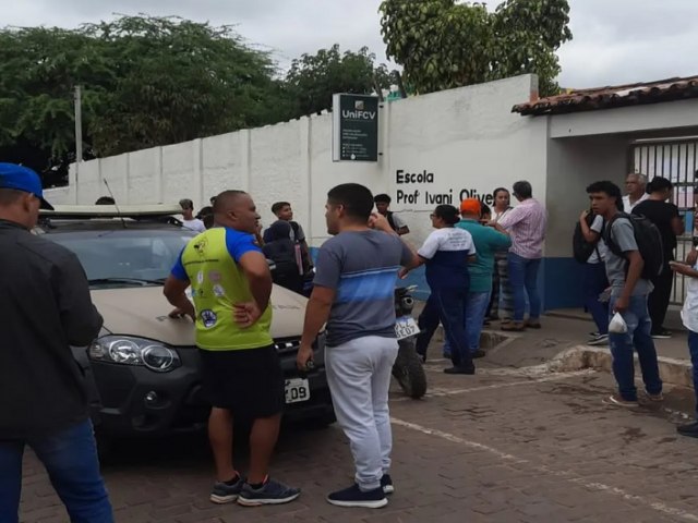 Armado com faco, aluno agride professora em escola de Seabra