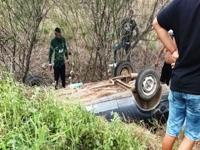 Homem fica ferido em capotamento na BA 120