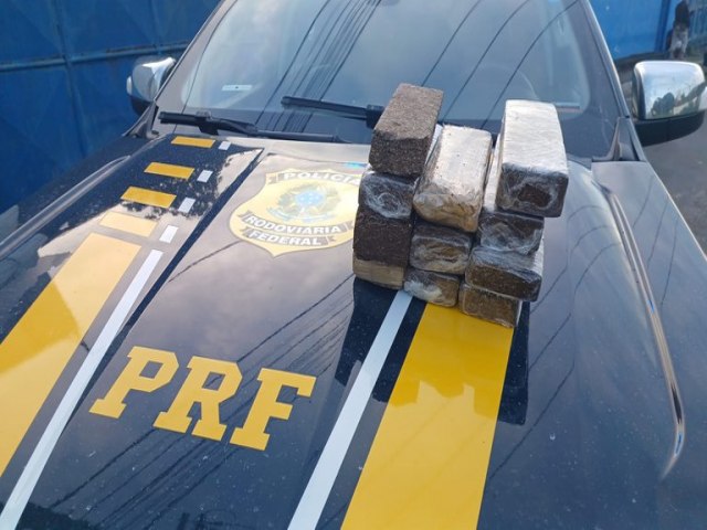 PRF na Bahia prende traficante transportando tabletes de maconha na BR 324