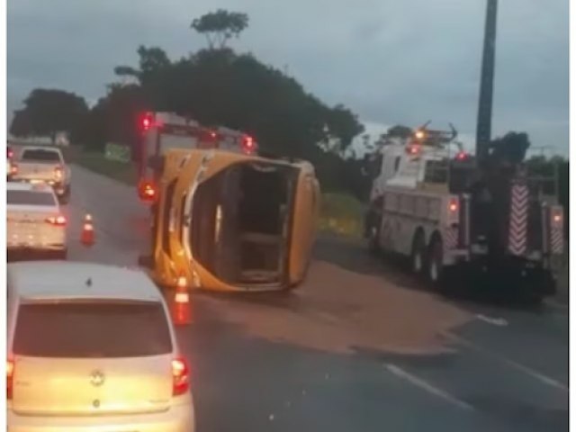 nibus que transportava pacientes de Cip tomba na Cia Aeroporto