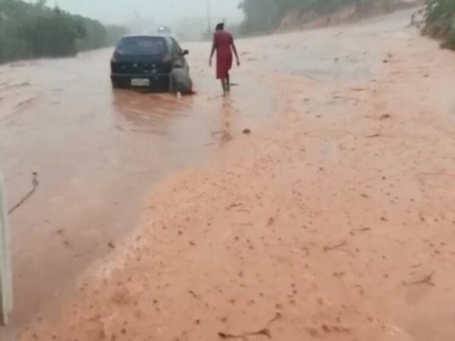 Fortes chuvas alagam ruas de Entre Rios e atingem cerca de 100 famlias