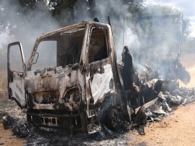 Caminho carregado de hortalias pega fogo na estrada da Fazenda Mocambo, em Ourolndia