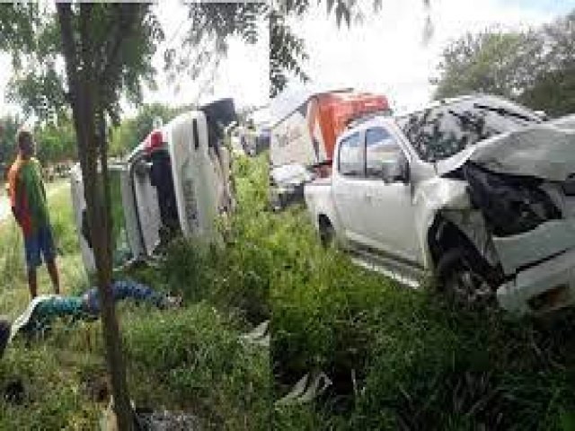 Coliso envolvendo Hilux e Gol deixa um morto e 3 feridos na BR 116 Norte