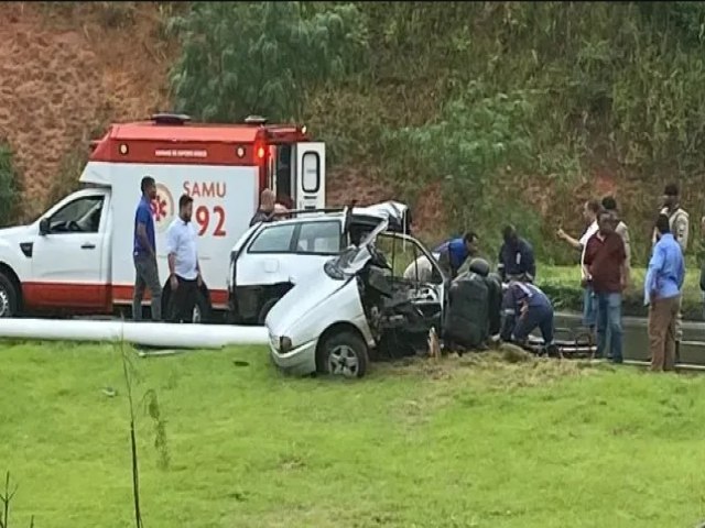 Carro parte ao meio aps colidir em poste; uma pessoa ficou ferida