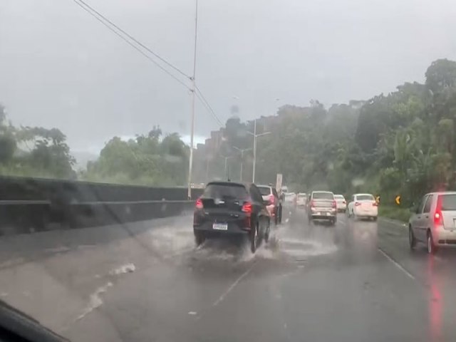 Salvador amanhece com fortes chuvas nesta quarta-feira (7), veja vdeo