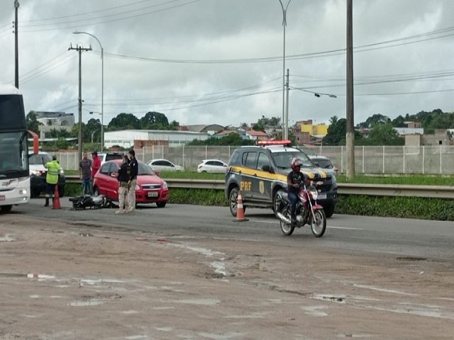 Motociclista morre em acidente e corpo  arrastado por carreta na BR-324