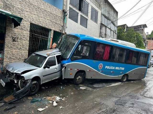 nibus da PM apresenta falhas mecnicas e atinge casas, carros e moto em Salvador