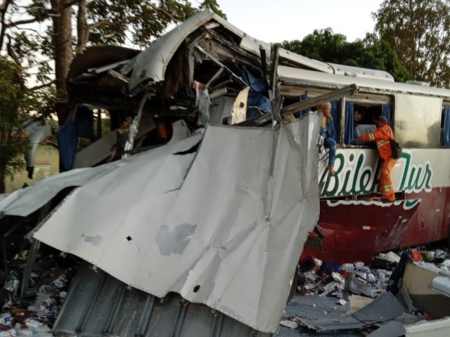 nibus da Bilek Tur bate em caminho-ba na BR-135 e deixa 1 morto e 18 feridos em Minas Gerais. Empresa seria da regio do Junco