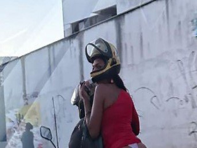 Mulher  flagrada de calcinha fio dental andando de moto em Salvador;