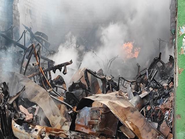 Incndio destri duas lojas de autopeas em Feira de Santana
