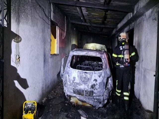 Salvador: Dez pessoas so socorridas aps carros pegarem fogo em garagem de imvel