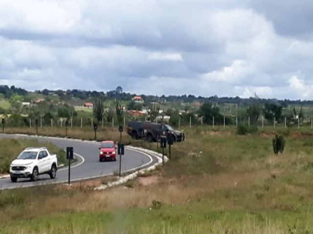Suspeito de tentar assaltar carros morre e outro  preso aps confronto com policiais militares na BR-116, entre Santa Brbara e Feira de Santana