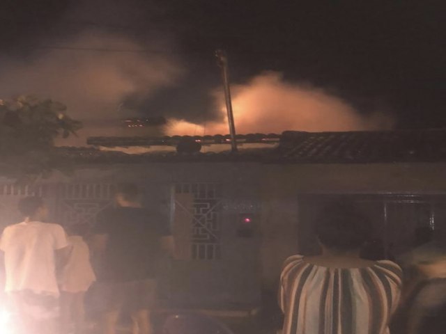Filho incendeia casa do prprio pai em Quixabeira