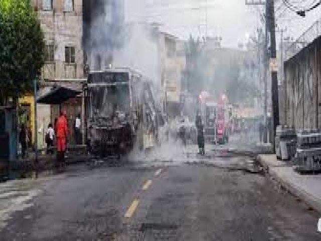 Bandidos incendeiam nibus e passageiro  queimado em Jardim Santo Incio
