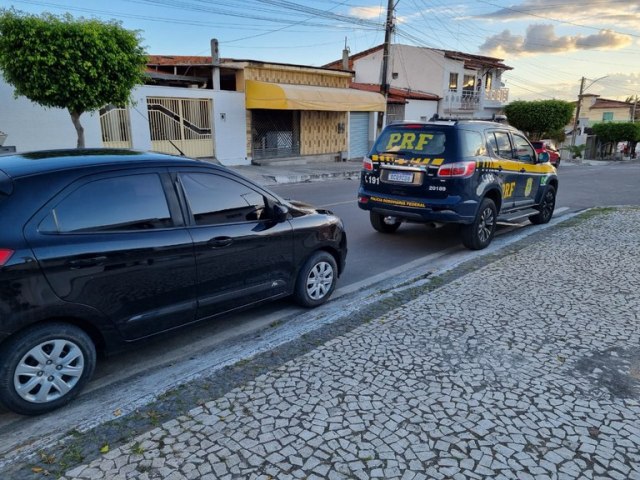 PRF aborda em Nova Ftima carro roubado no estado de So Paulo