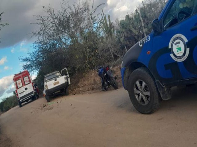 Mulher fica ferida em acidente entre moto e carro na zona rural de Santaluz
