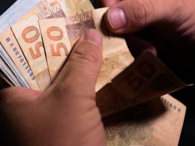 Câmara aprova MP que aumenta salário mínimo e amplia isenção do Imposto de Renda