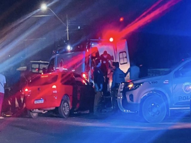 Dois veículos se envolvem em acidente na avenida Airton Sena em Capim Grosso