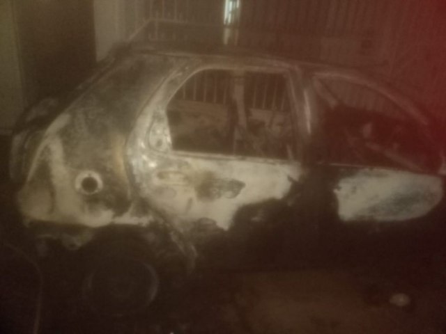Dois veículos são incendiados durante a madrugada em Jacobina