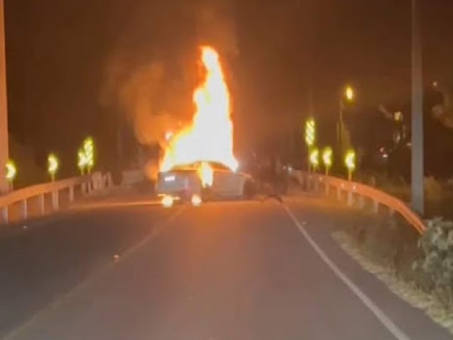 Sr do Bonfim: Carro pega fogo aps bater em ponte na BA 131