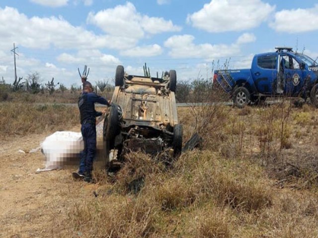 Homem  socorrido para hospital aps carro capotar na BA-120, entre Santaluz e Queimadas
