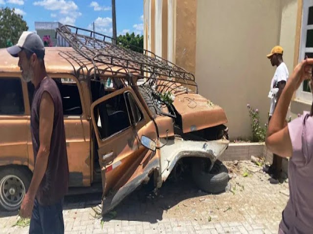 Veraneio perde freio e colide com igreja no Distrito Aroeira. Cinco pessoas ficam feridas