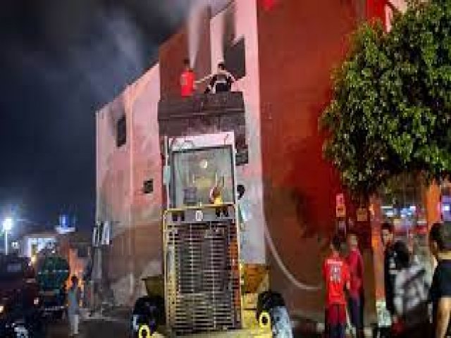 Incndio destro supermercado no centro de Retirolndia