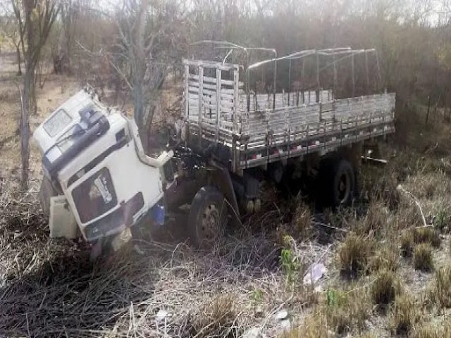 Cabine desprende com caminho em movimento na rodovia BR 324e arremessa motorista pra fora do veculo